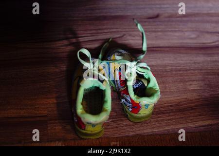 Kathmandu, Nepal. 24.. Mai 2022. Schuhe von Dor Bahadur Khapangi, 18, dem kürzesten lebenden männlichen Teenager, der einen Durchschnitt von (2 Fuß 4,9 Zoll) gemessen hat, werden in einem Hotelzimmer abgebildet, bevor er am Dienstag, dem 24. Mai 2022, die Rekordhalterbescheinigung über Guinness-Weltrekorde in Kathmandu, Nepal, erhält. (Bild: © Skanda Gautam/ZUMA Press Wire) Stockfoto