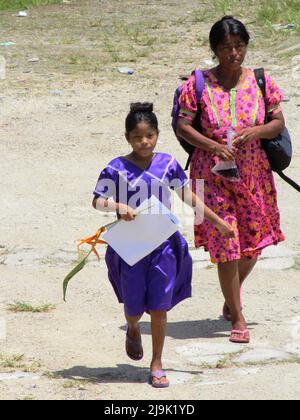 PUNTA GORDA, BELIZE - 28. JULI 2015 Mutter und Tochter laufen zum Gerichtsgebäude während des Falles von Santa Cruz 13, der der falschen Inhaftierung beschuldigt wird Stockfoto