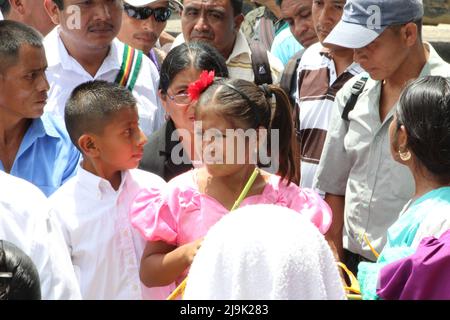 PUNTA GORDA, BELIZE - 28. JULI 2015 Protestmassen drängen während des Falles des Santa Cruz 13, der der falschen Inhaftierung beschuldigt wird, vor Gericht Stockfoto