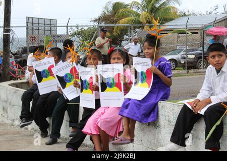 PUNTA GORDA, BELIZE - 28. JULI 2015 protestieren Schulkinder vor Gericht während des Falles von Santa Cruz 13, der der falschen Inhaftierung beschuldigt wird Stockfoto