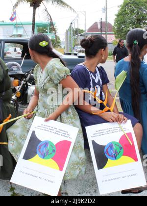 PUNTA GORDA, BELIZE - 28. JULI 2015 protestieren Schülerinnen vor Gericht während des Falles von Santa Cruz 13, der der falschen Inhaftierung beschuldigt wird Stockfoto