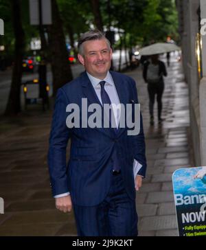 London, England, Großbritannien. 24.. Mai 2022. JON ASHWORTH, Secretary für Schattenarbeit und Altersversorgung, wird vor der morgendlichen Medienrunde gesehen. (Bild: © Tayfun Salci/ZUMA Press Wire) Stockfoto