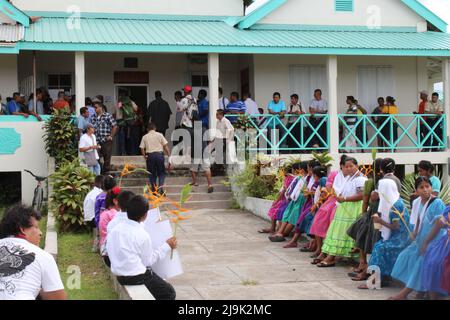 PUNTA GORDA, BELIZE - 28. JULI 2015 Warten auf das Urteil vor Gericht während des Falles von Santa Cruz 13 wegen falscher Inhaftierung angeklagt Stockfoto