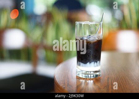 Vietnamesischer traditioneller Eiskaffee mit Kondensmilch auf dem Tisch. Stockfoto