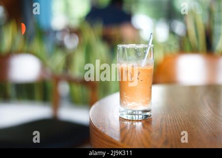 Vietnamesischer traditioneller Eiskaffee mit Kondensmilch auf dem Tisch. Stockfoto