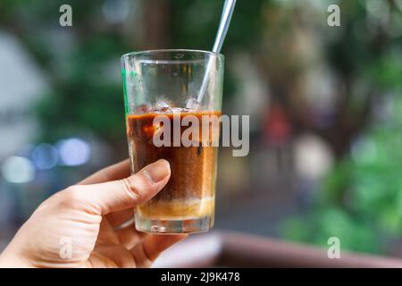 Hand auf vietnamesischen Kaffeestil mit verdichtenden Milch und Eis. Stockfoto