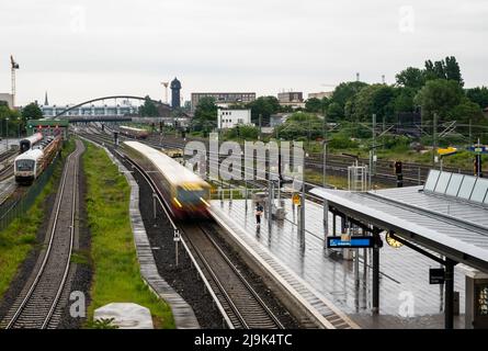 Berlin, Deutschland. 24.. Mai 2022. Eine S-Bahn kommt am Bahnhof Warschauer Straße an. Quelle: Christophe Gateau/dpa/Alamy Live News Stockfoto