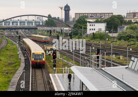 Berlin, Deutschland. 24.. Mai 2022. Eine S-Bahn kommt am Bahnhof Warschauer Straße an. Quelle: Christophe Gateau/dpa/Alamy Live News Stockfoto