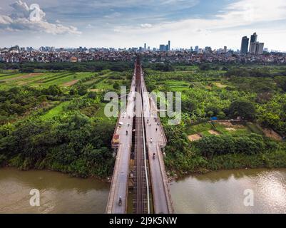 Luftaufnahme der ankommenden langen Bien-Brücke. Stockfoto