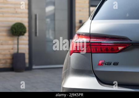 Slowenien, Ljubljana - Mai 12 2022: Audi RS6 in grauer Farbe Stockfoto