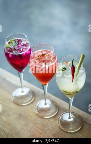 Auswahl an gemischten Spritzer-Wein-Cocktails mit Obst an der Außenbar Stockfoto