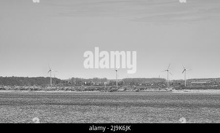 Offshore-Windkraftanlage in schwarz weiß. Grüne Energie der Zukunft. Erneuerbare Stromversorgung. Energieversorgung aus dem Meer. Im Kampf gegen das Klima cha Stockfoto