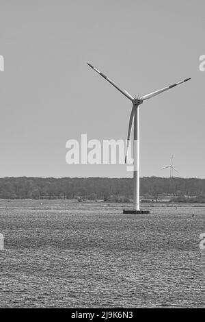 Offshore-Windkraftanlage in schwarz weiß. Grüne Energie der Zukunft. Erneuerbare Stromversorgung. Energieversorgung aus dem Meer. Im Kampf gegen das Klima cha Stockfoto