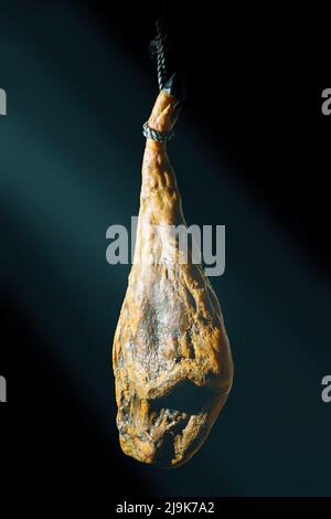 Schneiden von spanischem íberic Schinken. Spanischer Jamon und traditionelles Essen. Trockener spanischer Schinken, Jamon Serrano, Bellota, italienischer Prosciutto Crudo oder Parmaschinken. Stockfoto