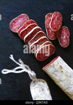 Iberische Salchichon Nahaufnahme Design in Schiefertafel. Spanische Wurst. Gastronomie und Gastronomie in Spanien. Stockfoto