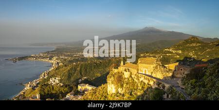 Panoramablick auf den Ätna und die Stadt Taormina .Sizilien,Italien. Stockfoto