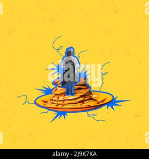 Collage zeitgenössischer Kunst. Stilvolle ältere Frau sitzt auf leckeren Pfannkuchen mit Marmelade isoliert auf gelbem Hintergrund Stockfoto