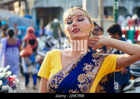 indische schöne kaukasische Frau in traditionellen blauen Kleid.hindu-Modell mit goldenen Kundan Schmuck-Set Bindi und Nasenring Piercing nath Mode Stockfoto