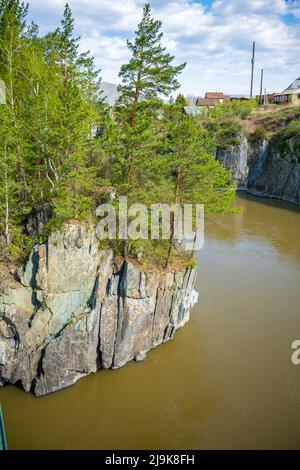 Blick von der Brücke auf die Insel Patmos mit einer Klosterkirche, Wahrzeichen im Altai-Territorium, Russland Stockfoto