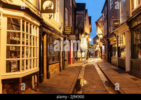 Morgengrauen im Shambles im Stadtzentrum von York, North Yorkshire, England. Stockfoto