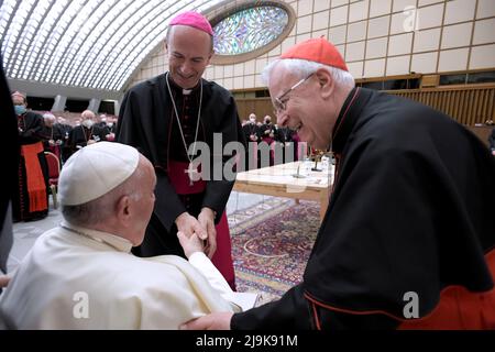 Vatikanstadt, Vatikan. 23 Mai 2022. Papst Franziskus grüßt Kardinal Gualtiero Bassetti und Msgr. Stefano Russo während der Generalversammlung der CEI (Italienische Bischofskonferenz) in der Aula Paul VI. (Foto von Vatican Media). Quelle: Vatican Media/Picciarella/Alamy Live News Stockfoto