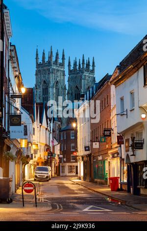 Morgengrauen auf niedrigem Petergat in der Stadt York, England. Stockfoto