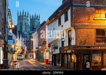 Morgendämmerung auf Low Petergate in York, England. Stockfoto