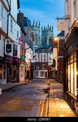 Dawn on Low Petergate im historischen Zentrum von York, North Yorkshire, England. Stockfoto