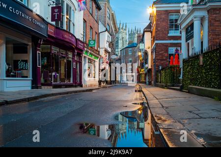 Morgendämmerung auf Low Petergate in York, England. Stockfoto