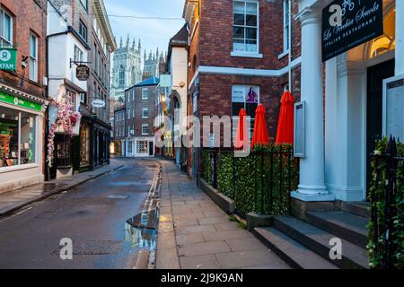 Morgendämmerung auf Low Petergate in York, England. Stockfoto