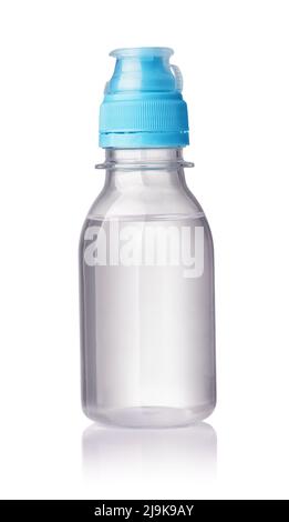 Vorderansicht einer kleinen, unbeschrifteten Plastikflasche mit Wasser, isoliert auf Weiß Stockfoto