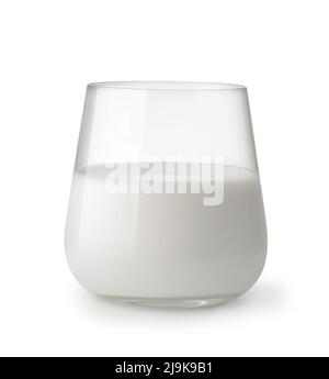 Vorderansicht von frischer Milch in abgerundetem Glas isoliert auf Weiß Stockfoto