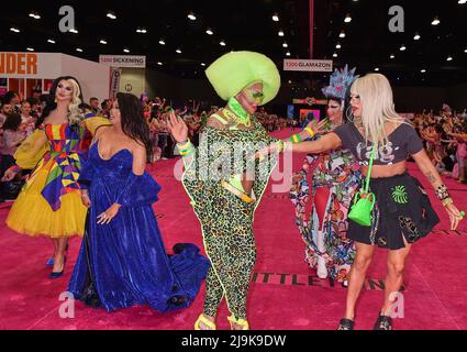 Manila Luzon (ganz links), Jiggly Caliente während der Rupaul DragCon 2022, Tag 1, die am Freitag, M, im LA Convention Center in Los Angeles, Kalifornien, stattfand Stockfoto