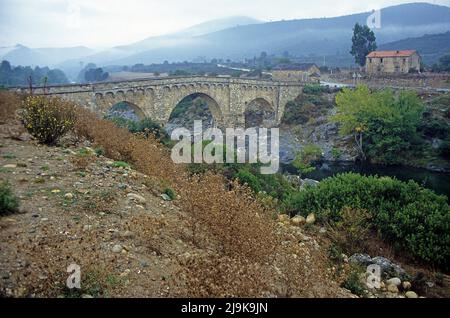 Alte genuesische Steinbrücke, über das trockene Flussbett, Tavignano, Korsika, Frankreich, Mittelmeer, Europa Stockfoto