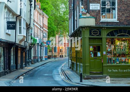 Frühlingsmorgen auf Minster Gates im Zentrum von York, North Yorkshire, England. Stockfoto