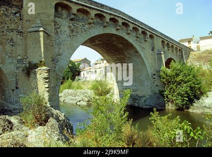 Alte genuesische Steinbrücke, über das trockene Flussbett, Tavignano, Korsika, Frankreich, Mittelmeer, Europa Stockfoto