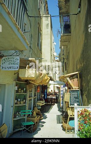 Souvenirläden in einer engen Gasse, historische Altstadt von Bonifacio, Corse-du-Sud, Korsika, Frankreich, Mittelmeer, Europa Stockfoto