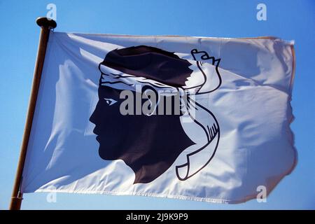 Moorkopf auf einer Flagge, Bandera di Corsica, Symbol der FNLC, Separatismus-Organisation, Bonifacio, Korsika, Frankreich, Mittelmeer, Europa Stockfoto