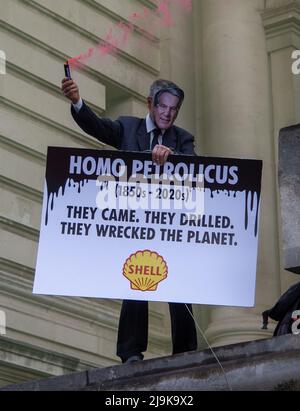 London, England, Großbritannien. 24.. Mai 2022. Aktivisten der Extinction Rebellion protestieren in der methodistischen Central Hall, wo das Ölunternehmen Shell seine jährliche Hauptversammlung abhält. (Bild: © Tayfun Salci/ZUMA Press Wire)