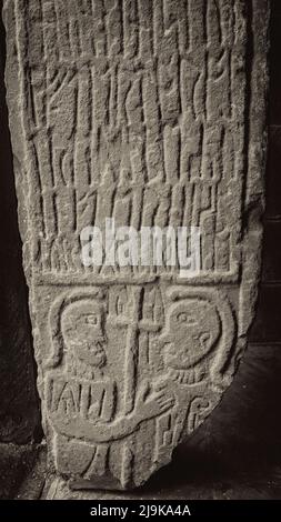 Ein Abschnitt des angelsächsischen Kreuzschachtes mit Runenbeschriftet, der 1911 in Urswick, St. Mary's Church, Urswick, Cumbria, Großbritannien, gefunden wurde Stockfoto