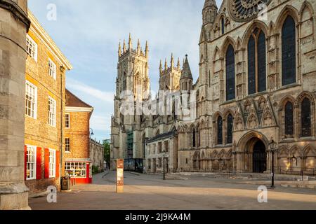 Frühlingsmorgen im York Minster, North Yorkshire, England. Stockfoto