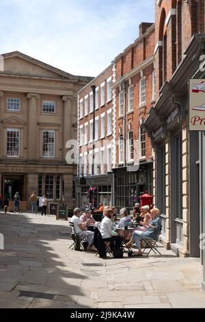 Besucher, die vor dem Café in Square, Shrewsbury, Großbritannien, sitzen Stockfoto