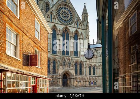 Morgen auf Minster Gates in York, North Yorkshire, England. Stockfoto