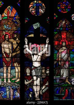 Drei Lanzettenfenster kombiniert, um die Taufe, Kreuzigung und Auferstehung Christi zu zeigen, Wilhelmina Geddes (1924), Bardsea Church, Cumbria, UK Stockfoto