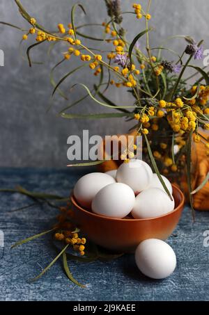 Einfache Zusammensetzung Stillleben mit Eiern. Osterkarten-Design. Stockfoto