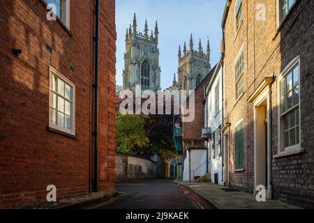 York Minster Tower vom Precentor's Court aus gesehen, York, England. Stockfoto