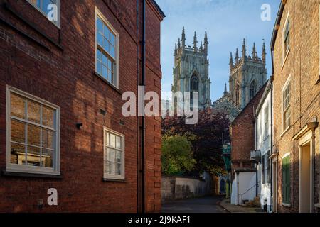 York Minster vom Precentor's Court aus gesehen, York, England. Stockfoto