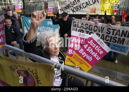Demonstranten und Unterstützer der Familie Bayoh vor dem Capital House in Edinburgh wegen der öffentlichen Untersuchung von Sheku Bayohs Tod. Bayoh starb im Mai 2015, nachdem er von Beamten, die auf einen Anruf in Kirkcaldy, Fife, reagierten, zurückgehalten wurde. Bilddatum: Dienstag, 24. Mai 2022. Stockfoto