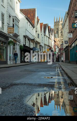 Frühlingsmorgen auf Low Petergate in York, England. Stockfoto