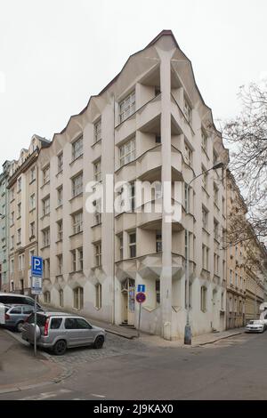 Kubistisches Wohnhaus, das vom Architekten des tschechischen Modernismus Josef Chochol (1913-1914) in der Neklanova-Straße im Stadtteil Vyšehrad in Prag, Tschechische Republik, entworfen wurde. Stockfoto